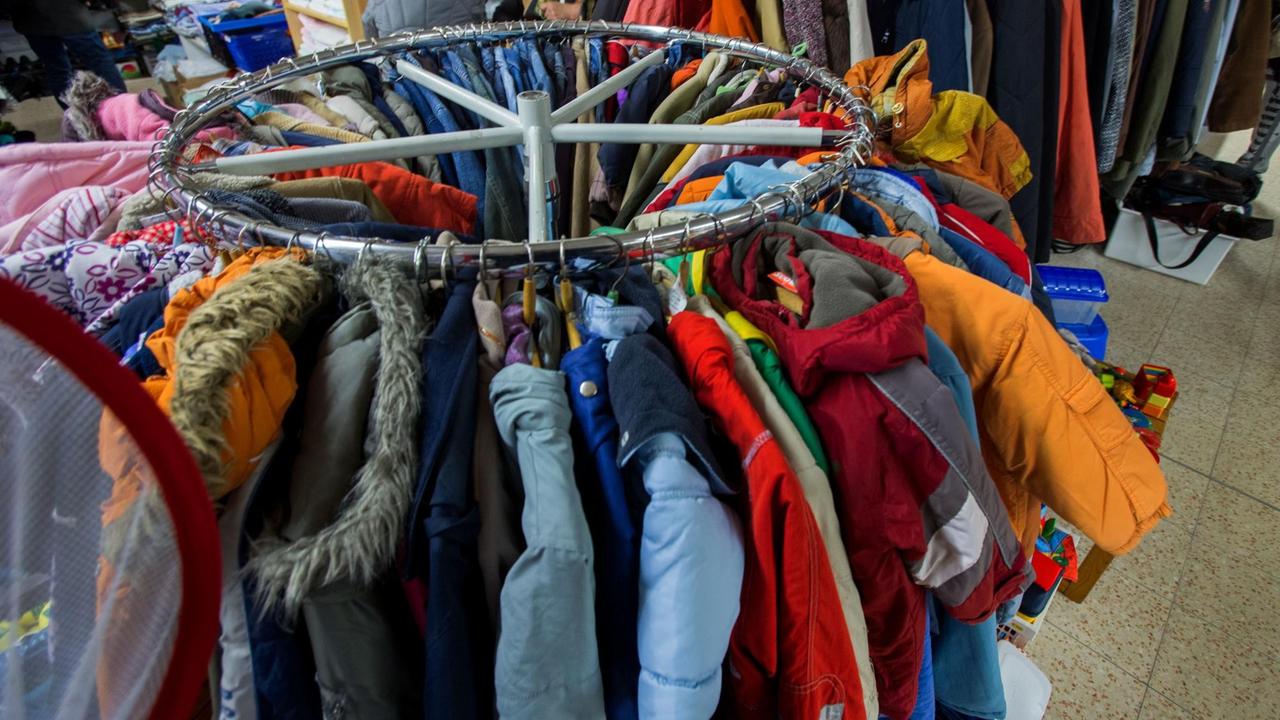Gebrauchte Kleidung hängt am 18.02.2015 im Sozialkaufhaus der Diakonie in Rostock (Mecklenburg-Vorpommern) auf einem Verkaufsständer. 