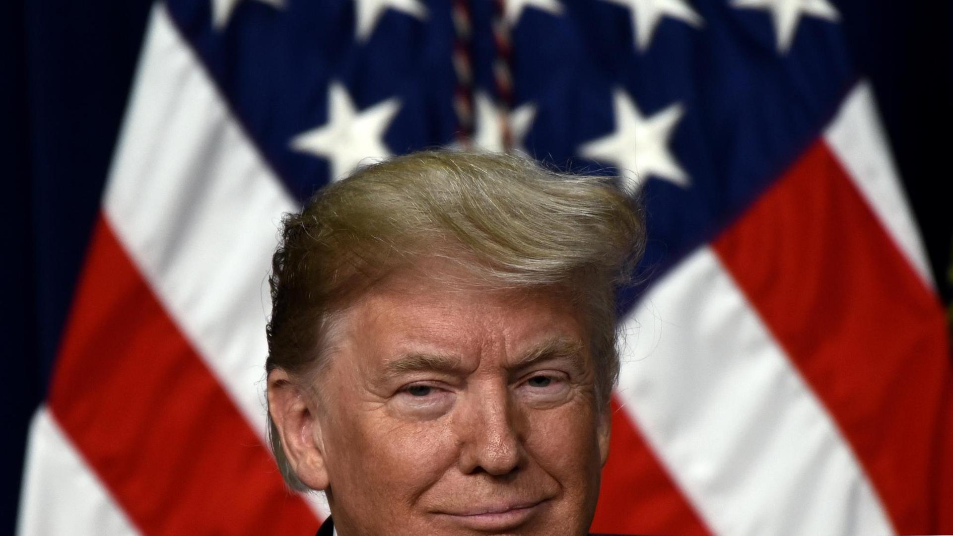 US-Präsident Donald Trump vor einer US-amerikanischen Flagge