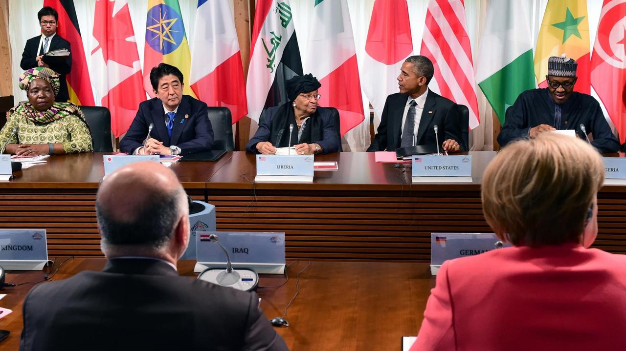 Angela Merkel und der irakische Premierminister Haidar al-Abadi sitzen gegenüber von Dlamini Zuma, Ellen Johnson Sirleaf, Barack Obama, Muhammadu Buhari und Francois Hollande.