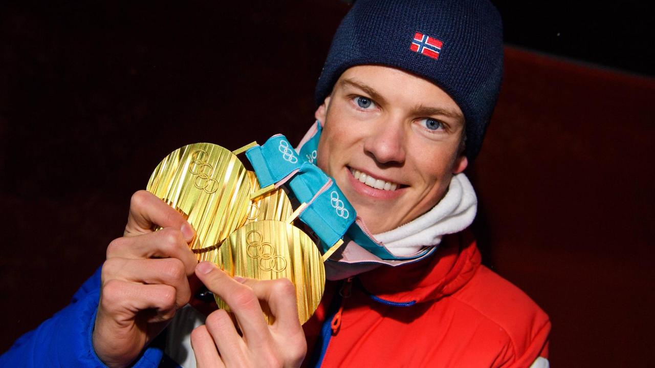 Langlaufstar Johannes Klæbo freut sich über seine Medaillen bei den Olympischen Spielen in Pyeongchang.