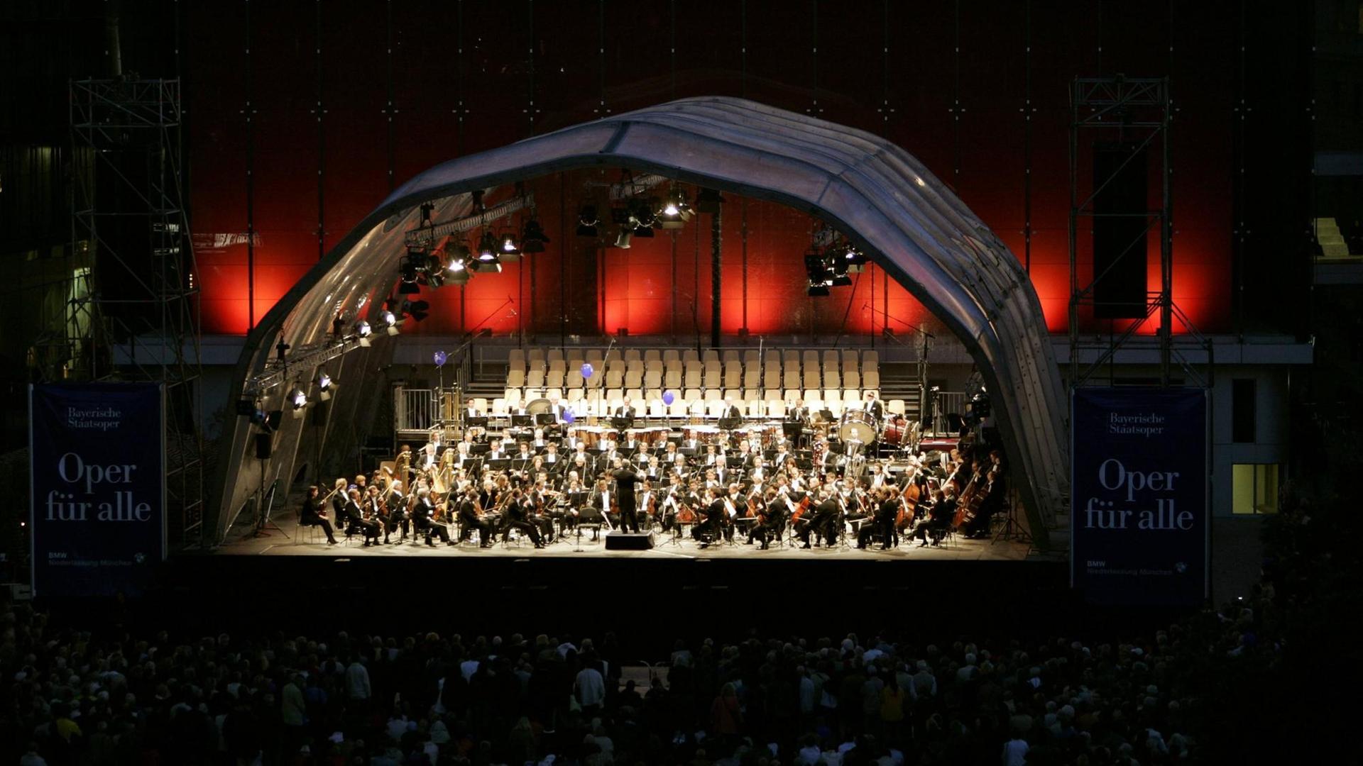 Blick auf die Bühne bei einem nächtlichen Open-Air-Konzert in München.