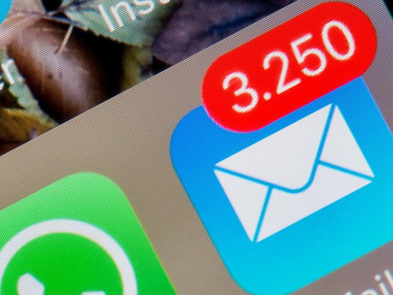 Auf einem iPhone werden im E-Mail Posteingang 3.250 ungelesene E-Mails angezeigt
