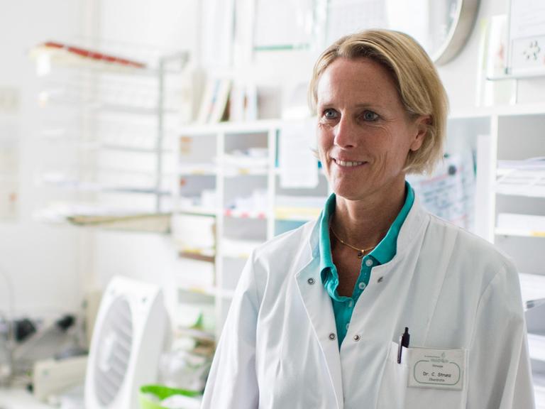 Die Chirurgin Cornelia Strunz ist die ärztliche Koordinatorin des "Desert Flower Center", einer Einrichtung im Krankenhaus Waldfriede in Berlin, die Frauen mit verstümmelten Genitalien chirurgisch und psychologisch versorgt.