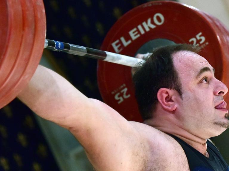 Almir Velagic (AV 03 Speyer) bewältigt am 31.10.15 bei den Deutschen Meisterschaften der Gewichtheber in Chemnitz in seinem dritten Versuch im Reißen eine Last von 190 kg.