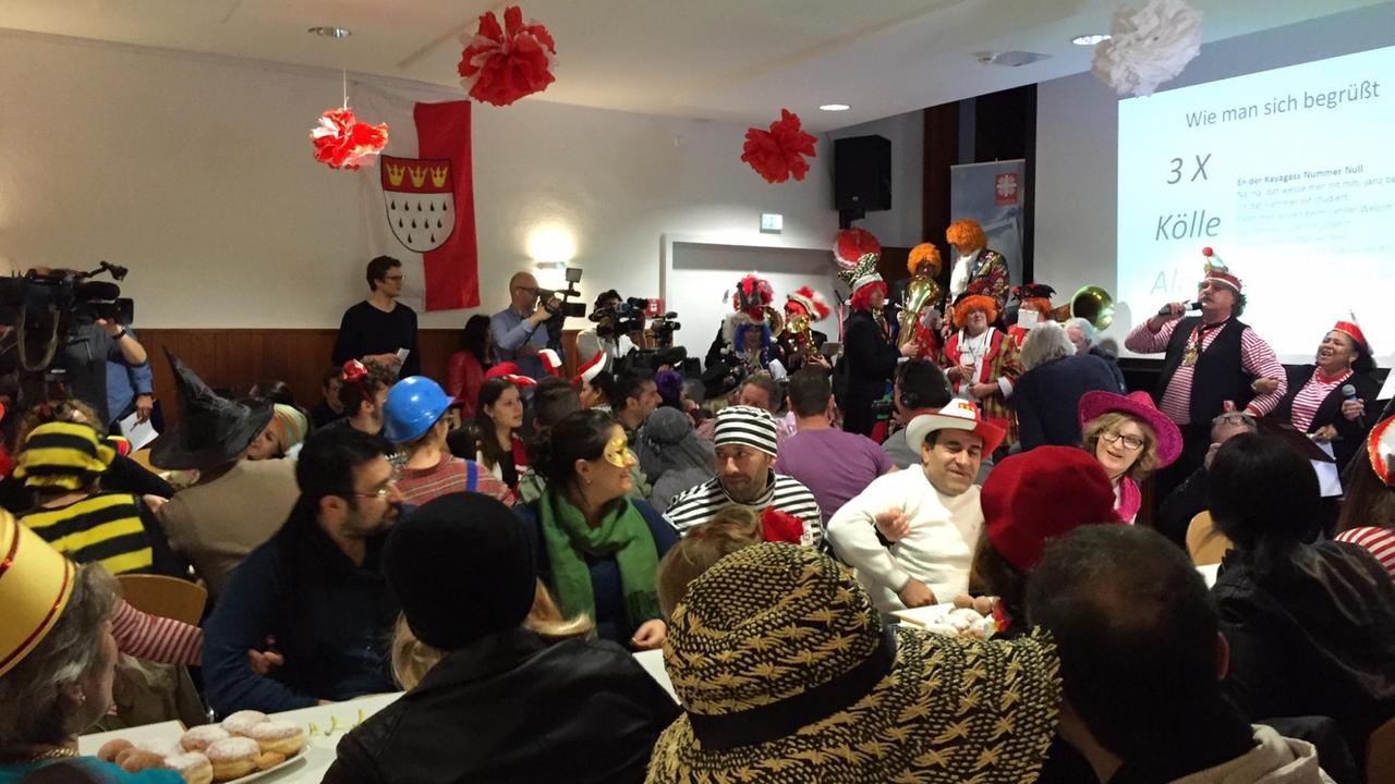 Im Karnevalskurs für Anfänger der Caritas lernen Flüchtlinge, was sie über die tollen Tage wissen müssen