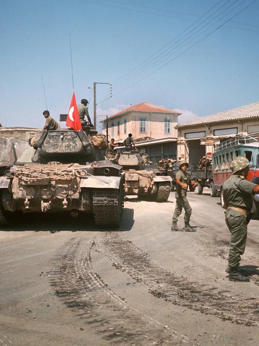 Türkische Panzer in einem Dorf im türkisch besetzten Teil der Insel, aufgenommen im August 1974.