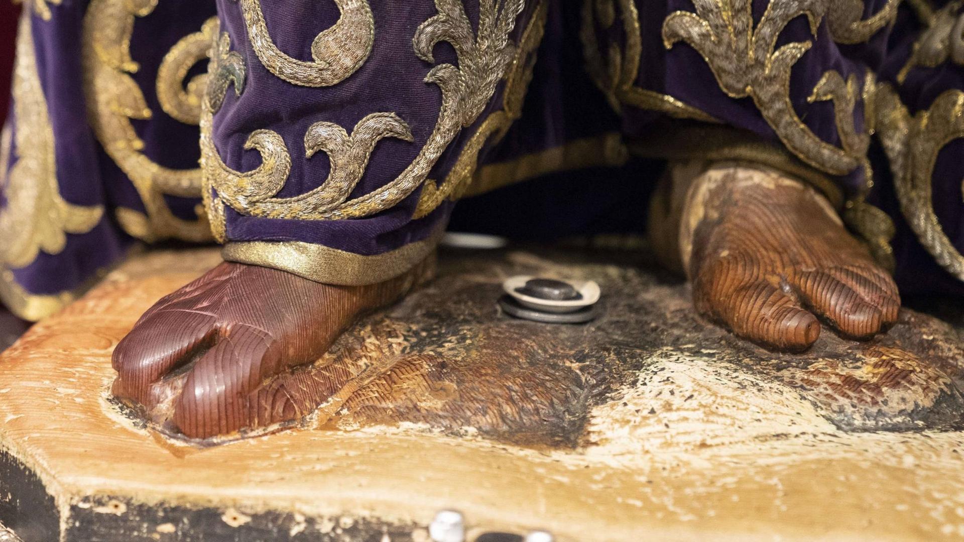 Jedes Jahr am ersten Freitag im März kommen tausende Christen in die Basilika des Christus von Medinaceli in Madrid, Spanien, um der berühmten Jesus-Figur die Füße zu küssen