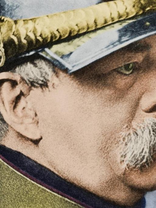 Otto von Bismarck als Reichskanzler mit Kürassierhelm. Foto, nach 1870 (Loescher u. Petsch, Berlin); digital koloriert.