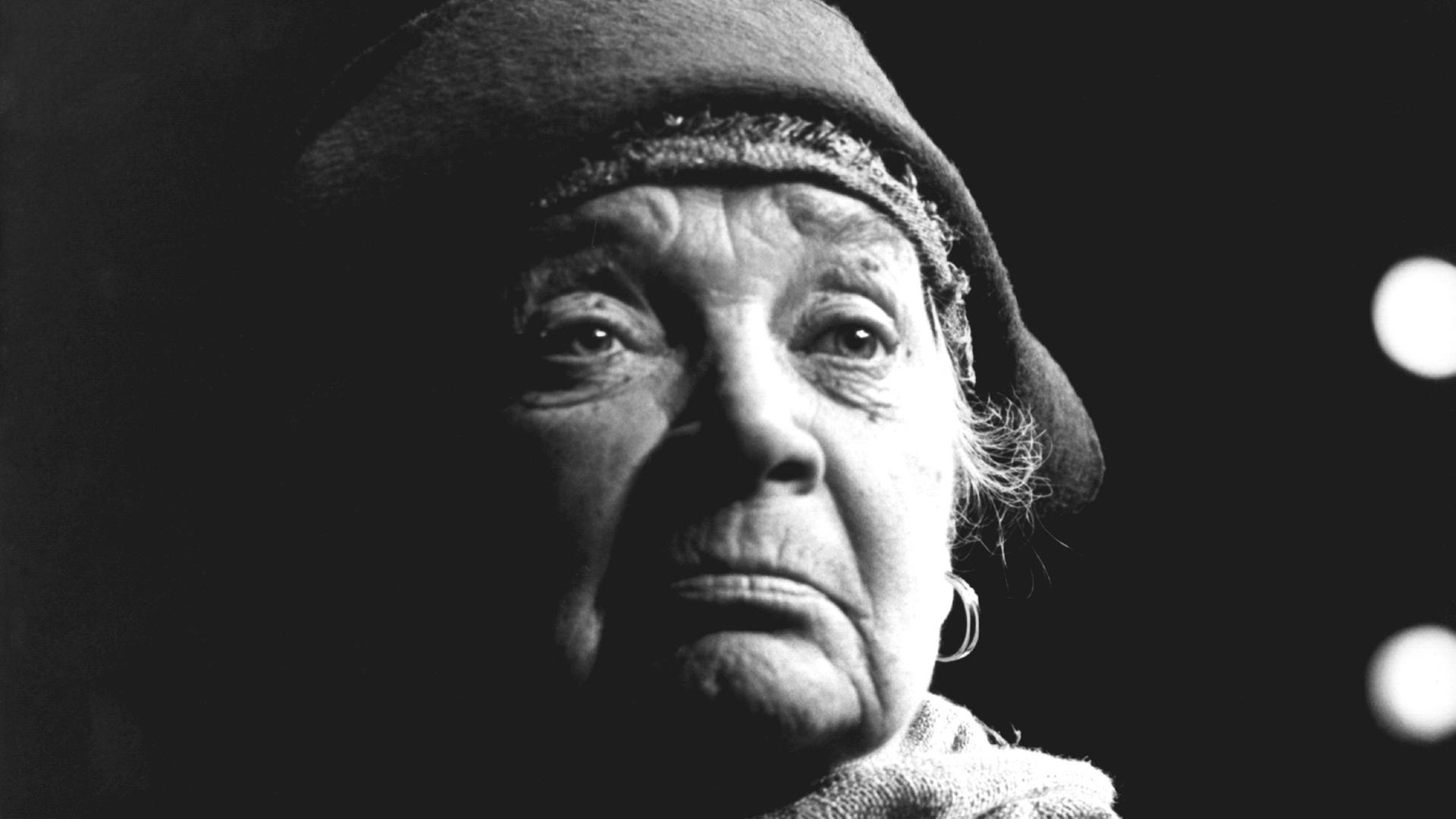 Die Schauspielerin Lina Carstens, aufgenommen am 12. Mai 1973 in Recklinghausen. Sie wurde am 6. Dezember 1892 in Wiesbaden geboren und ist am 22. September 1978 in München gestorben. Die Schauspielerin Lina Carstens, aufgenommen am 12. Mai 1973 in Recklinghausen. Sie wurde am 6. Dezember 1892 in Wiesbaden geboren und ist am 22. September 1978 in München gestorben.