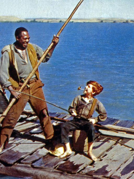 Filmstill aus "The Adventures of Huckleberry Finn" von 1960 mit Archie Moore (links) und Eddie Hodges
