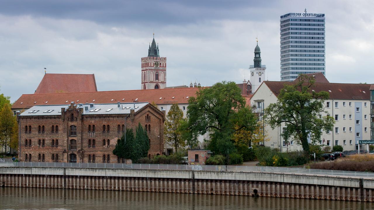 Blick über den deutsch-polnischen Grenzfluss Oder auf Frankfurt (Oder) (Brandenburg)