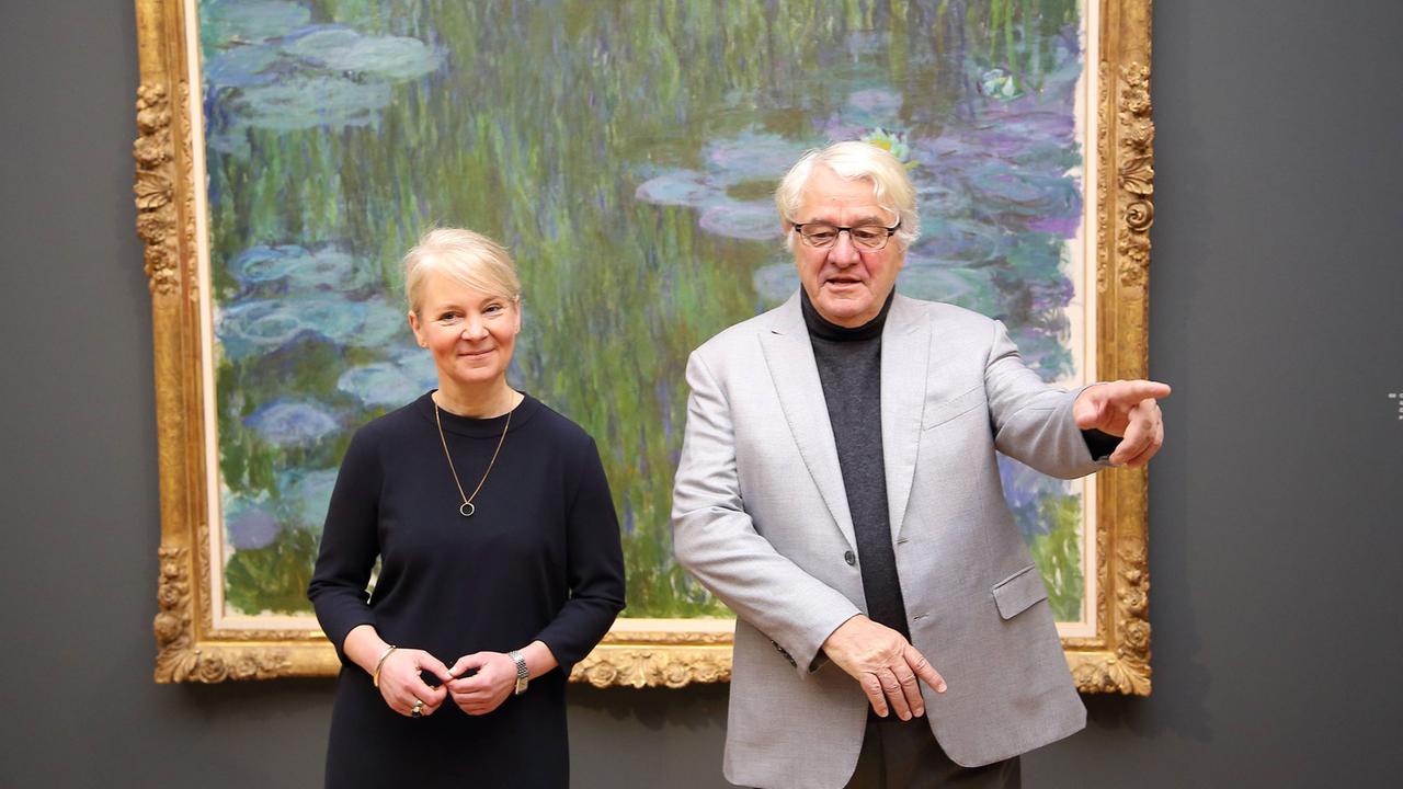 Museumsdirektorin Ortrud Westheider und Kunstmäzen Hasso Plattner posieren am 19. Januar 2017 vor dem Gemälde "Seerosen" von Claude Monet im Museum Barberini in Potsdam. Das neue Kunstmuseum öffnet am 23. Januar 2017. 