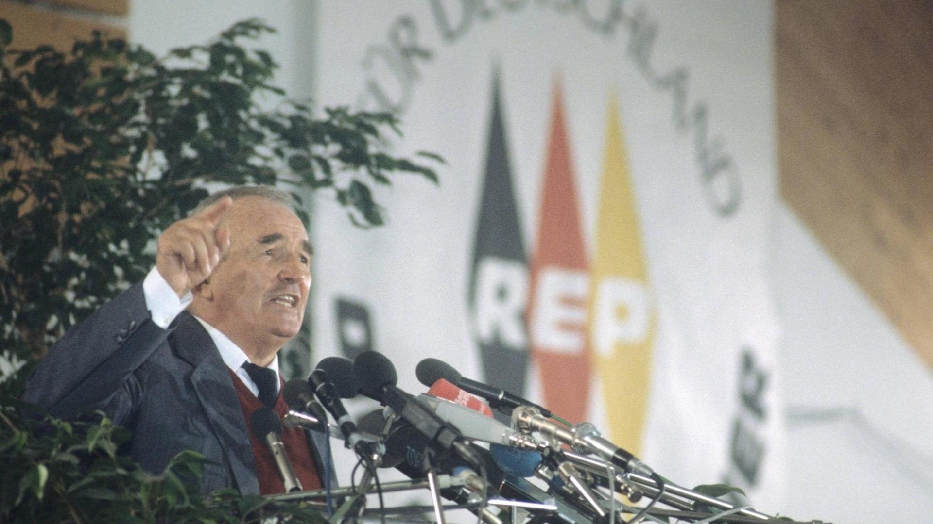 Franz Schönhuber, 1989 bei einer Wahlveranstaltung der Republikaner