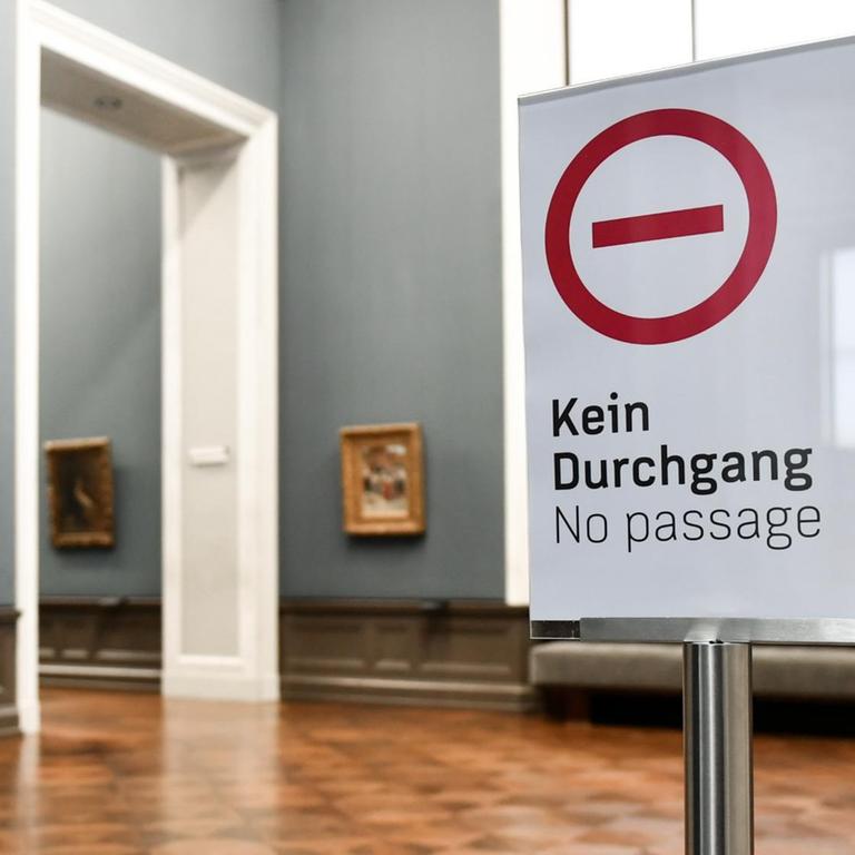 Ein Schild mit der Aufschrift "Kein Durchgang - no passage" steht in der geschlossenen Alten Nationalgalerie.