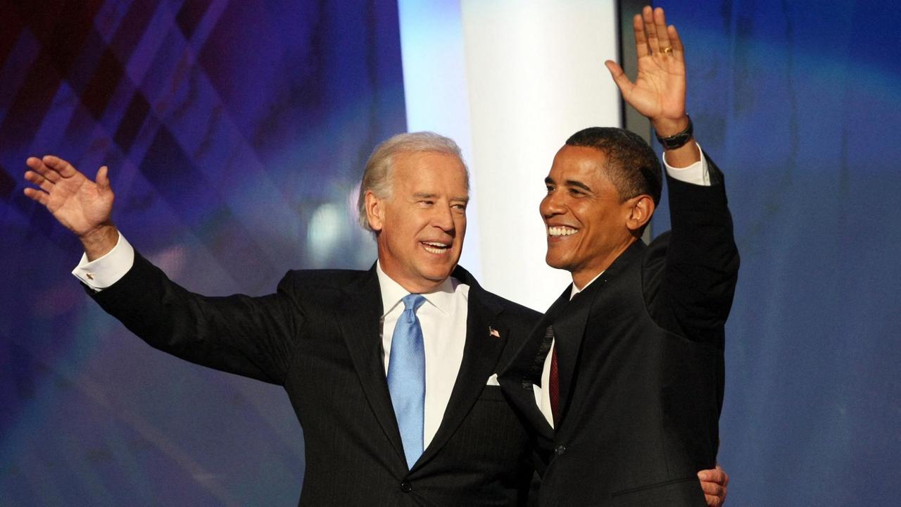 Joe Biden und Barack Obama bei einer Wahlkampfveranstaltung, Arm in Arm.