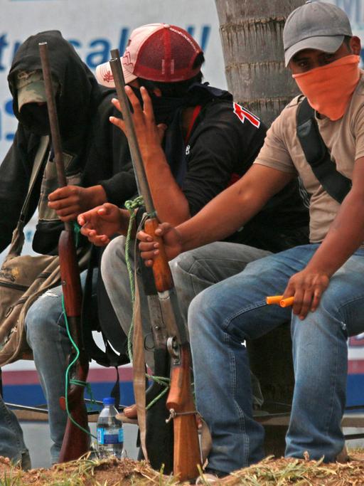 Bewaffnete Zivilisten halten Wache in der Stadt Chilapa im Süden von Mexiko.