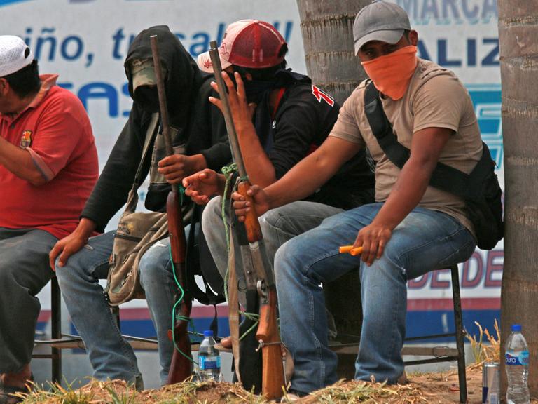 Bewaffnete Zivilisten halten Wache in der Stadt Chilapa im Süden von Mexiko.