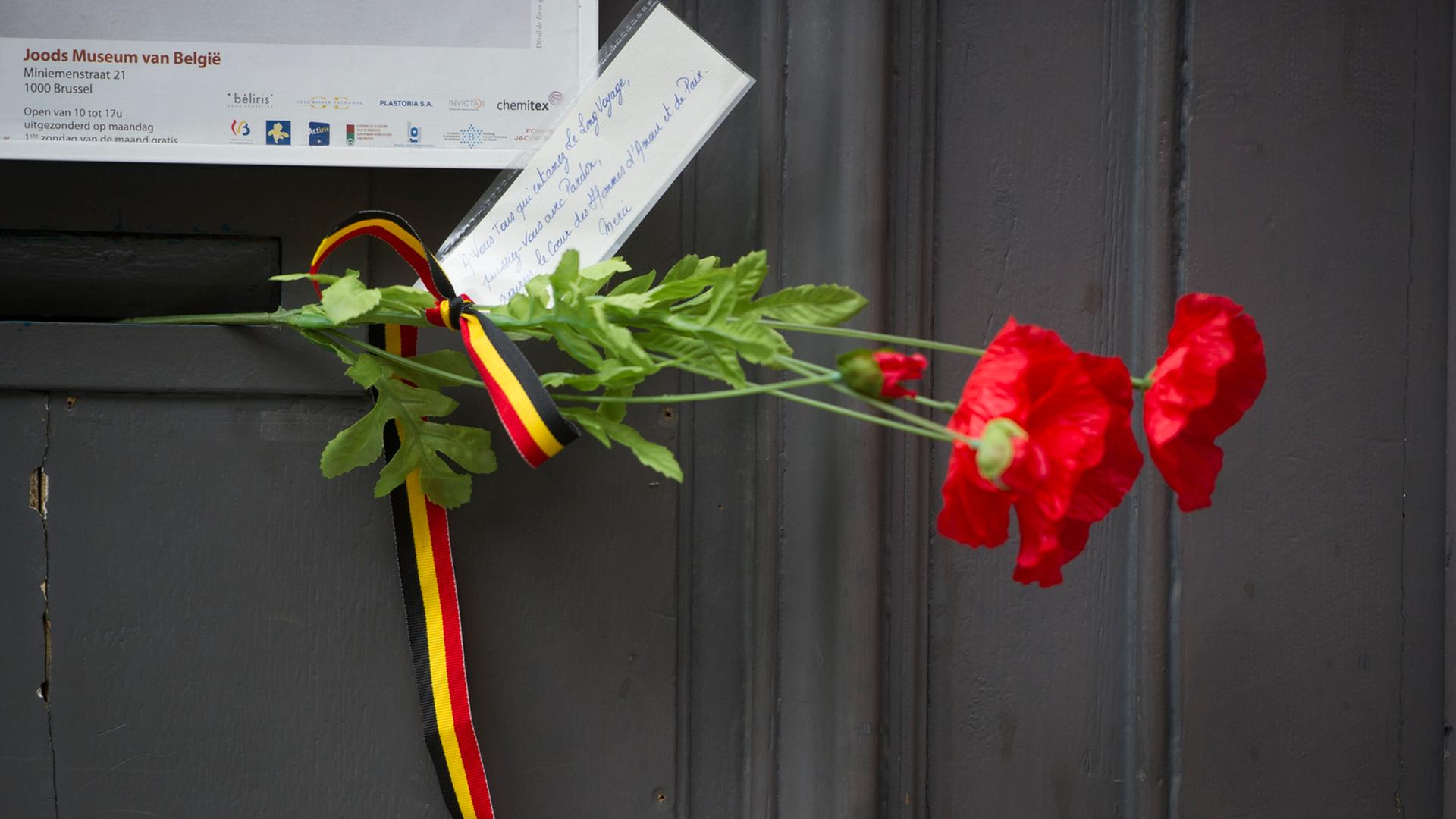 Blumen hängen am Eingang des jüdischen Museums in Brüssel zum Gedenken an die Opfer des Anschlags vom 24. Mai. Blumen hängen am Eingang des jüdischen Museums in Brüssel zum Gedenken an die Opfer des Anschlags vom 24. Mai.