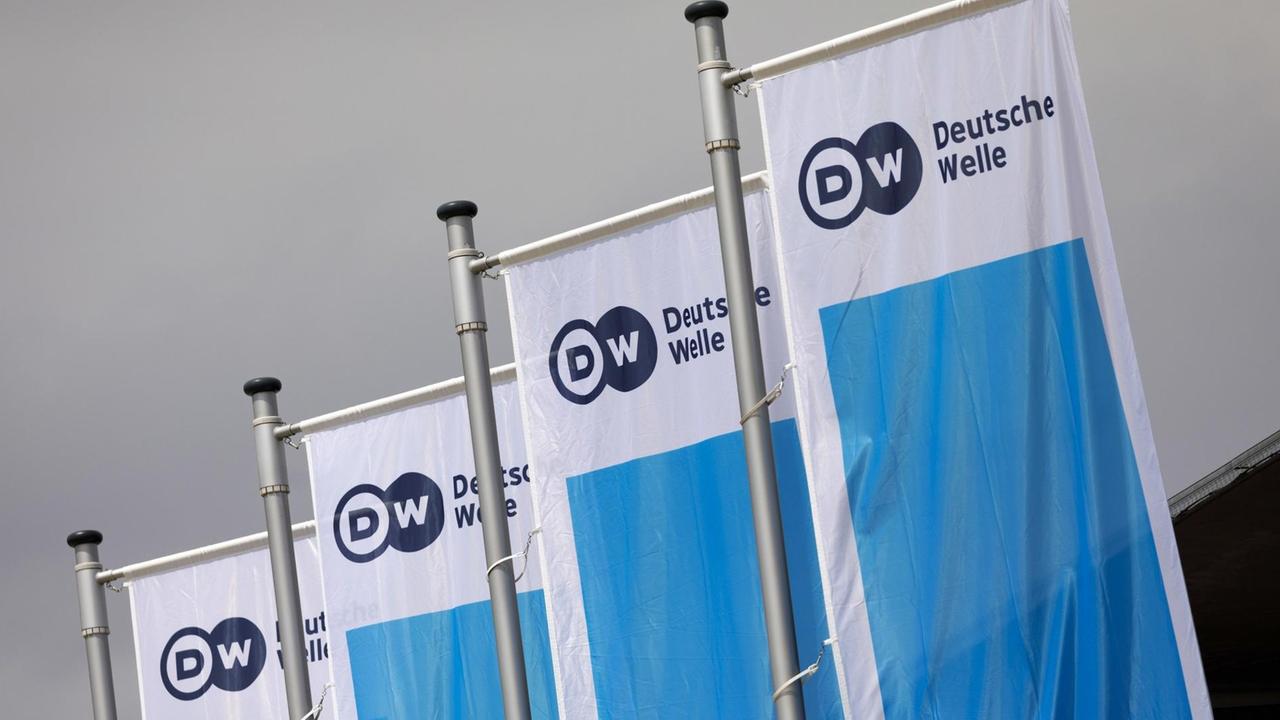 Flaggen mit Logo der Deutschen Welle beim Global Media Forum zum Thema 'Shifting Powers' im ehemaligen Plenarsaal des Bundestages im World Conference Center Bonn.