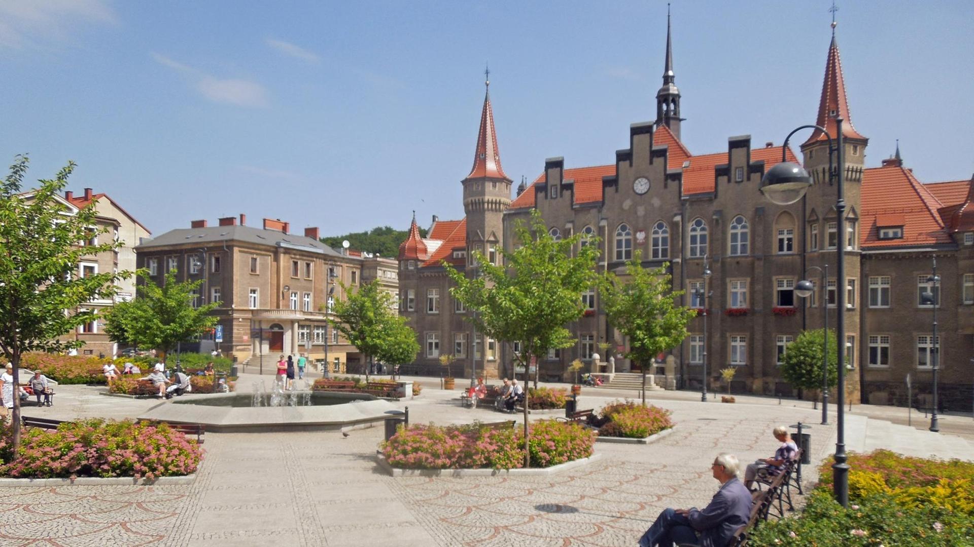Der alte Rathausplatz mit Springbrunnen im polnischen Walbrzych (Waldenburg)
