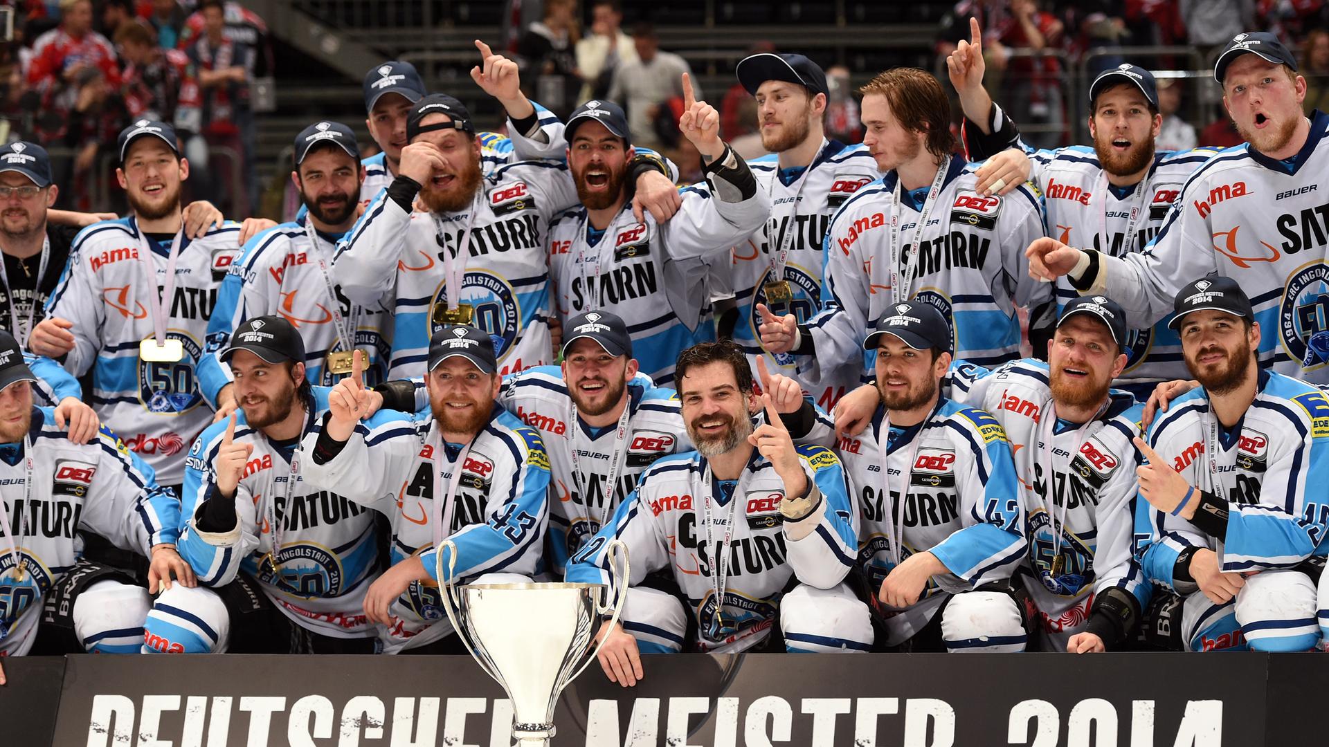 Eishockey DEL Playoffs Finale 7. Spieltag: Kölner Haie -  ERC Ingolstadt am 29.04.2014 in der Lanxess-Arena in Köln (Nordrhein-Westfalen). Kölns und Ingolstadts kämpfen um den Puck. Foto: Marius Becker/dpa