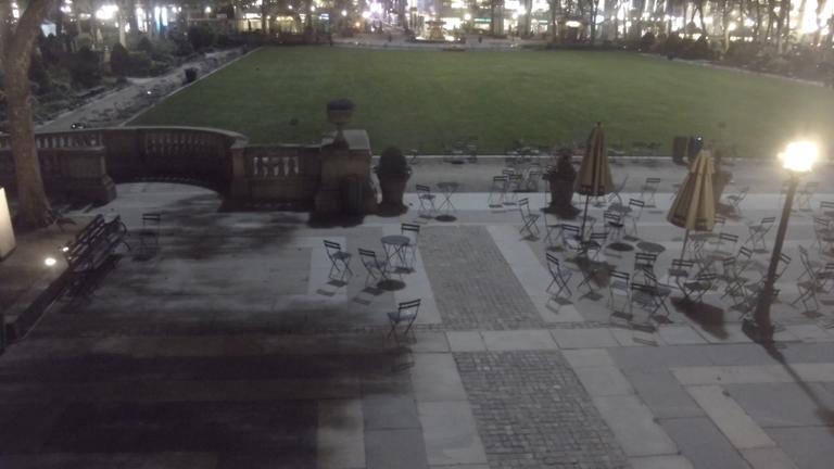 Screenshot der Webcam am Bryant Park in New York - auf der Aufnahme zur Nachtzeit ist die Terrasse und der Park menschenleer