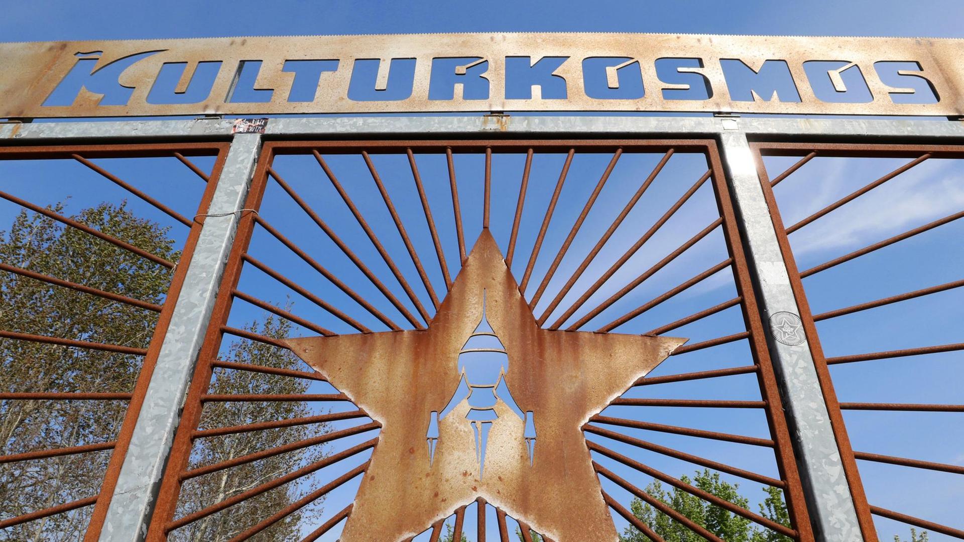 "Kulturkosmos" und ein Stern mit der typischen "Fusion"-Rakete sind am Eingangstor zum Festivalgelände zu sehen.