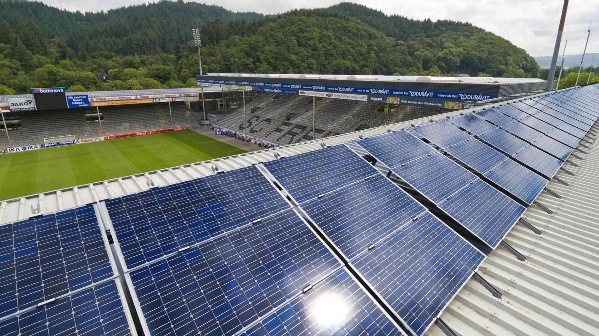 Solarkraftwerk auf dem Dach des Stadions des SC Freiburg.