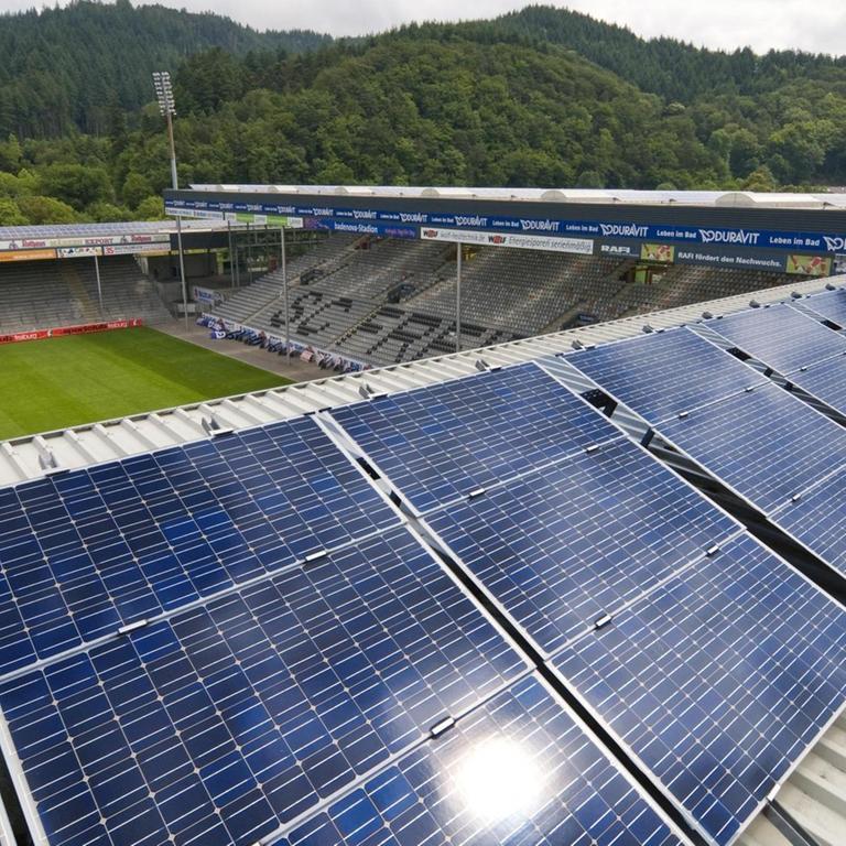 Solarkraftwerk auf dem Dach des Stadions des SC Freiburg.