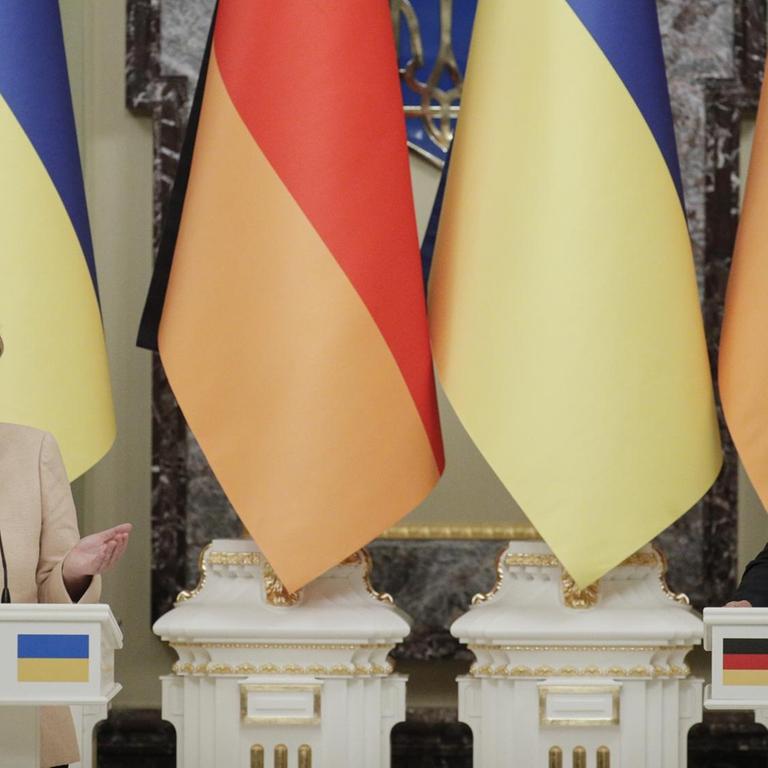 Angela Merkel steht mit ihrem ukrainischen Amtskollegen Wolodymyr Selenskyj auf einer Pressekonferenz und spricht