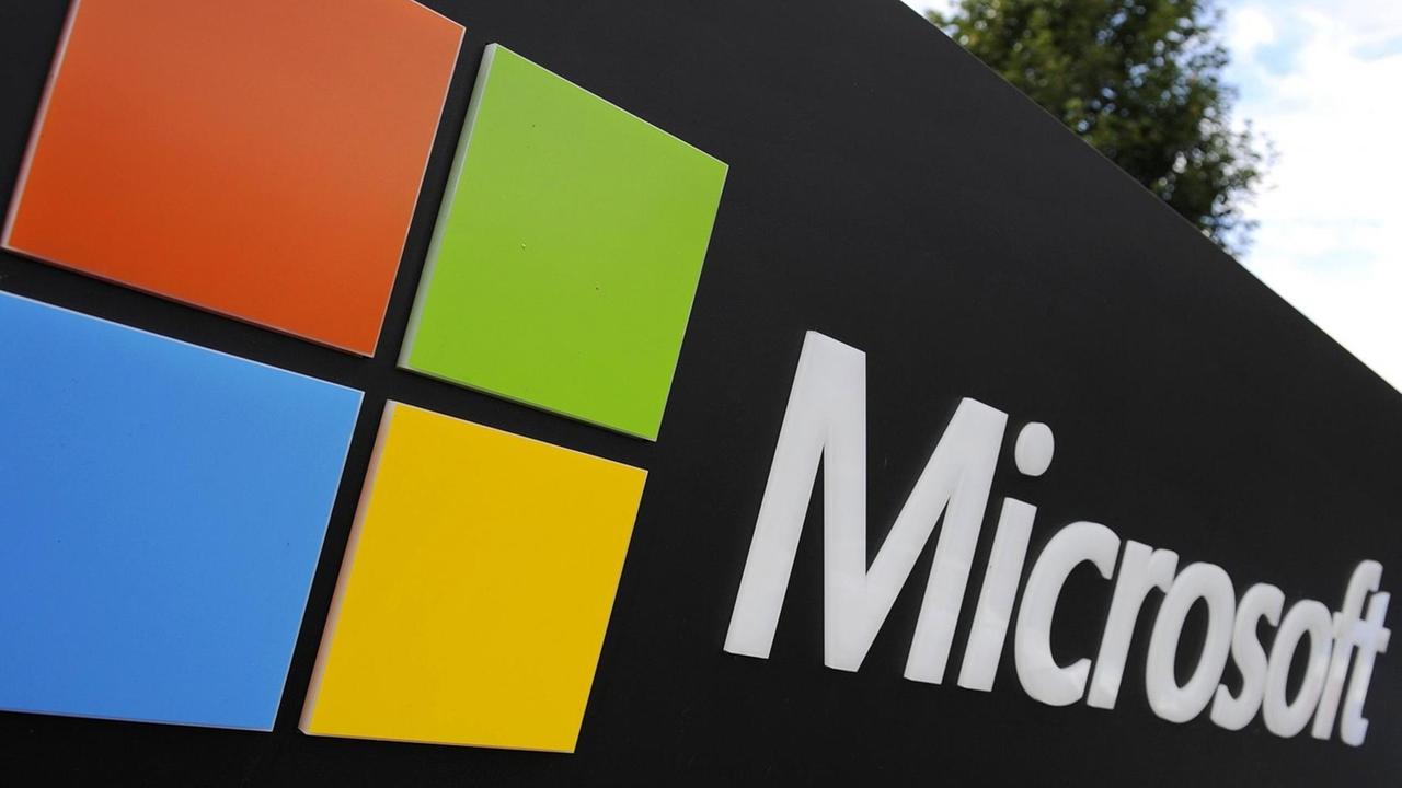 Das Microsoft Firmenlogo vor der Deutschlandzentrale des Unternehmens.