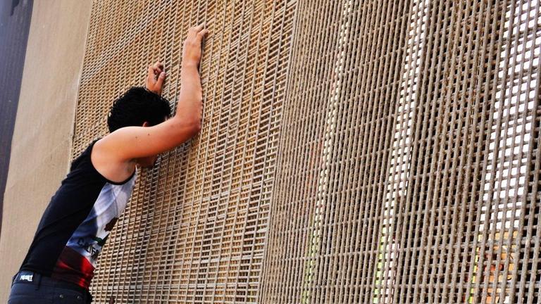 Ein Mann lehnt an dem Zaun im sogenannten "Friendship Park" an der mexikanisch-amerikanischen Grenze, aufgenommen im August 2017
