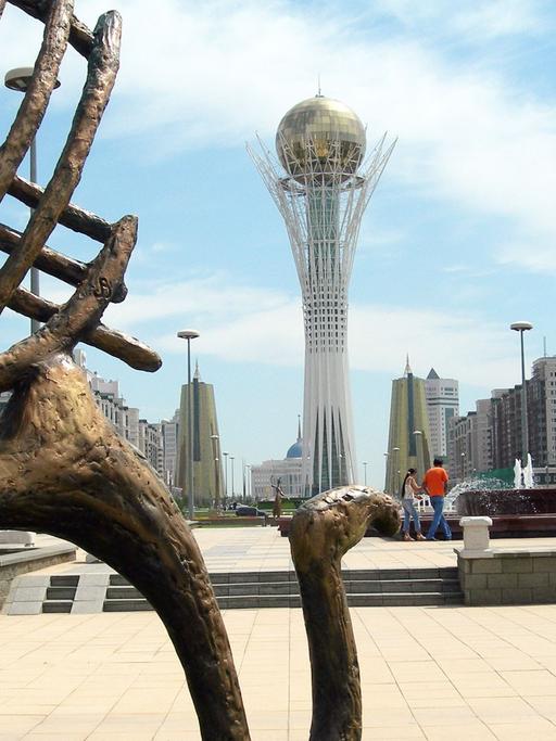 Eine Kamelskulptur steht in der Nähe des 100 Meter hohen Baiterek-Turms, den die Kasachen respektlos "großer Lutscher" nennen, in der kasachischen Hauptstadt Astana.