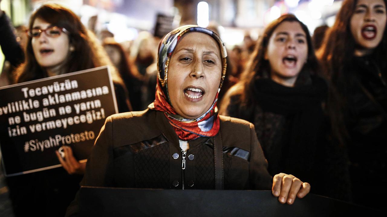 Türkische Frauen demonstrieren im November 2016 gegen einen umstrittenen Gesetzentwurf in Istanbul.
