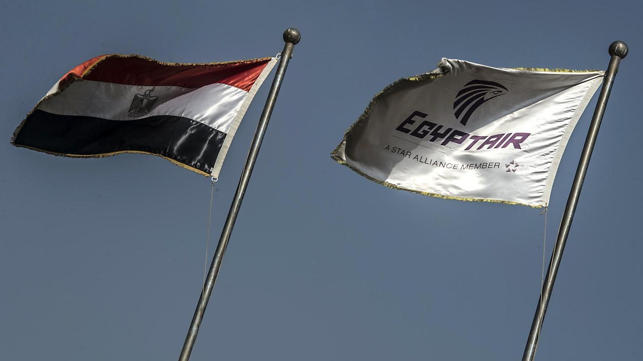 Flaggen von Ägypten und der Egyptair. Flaggen von Ägypten und der Egyptair.