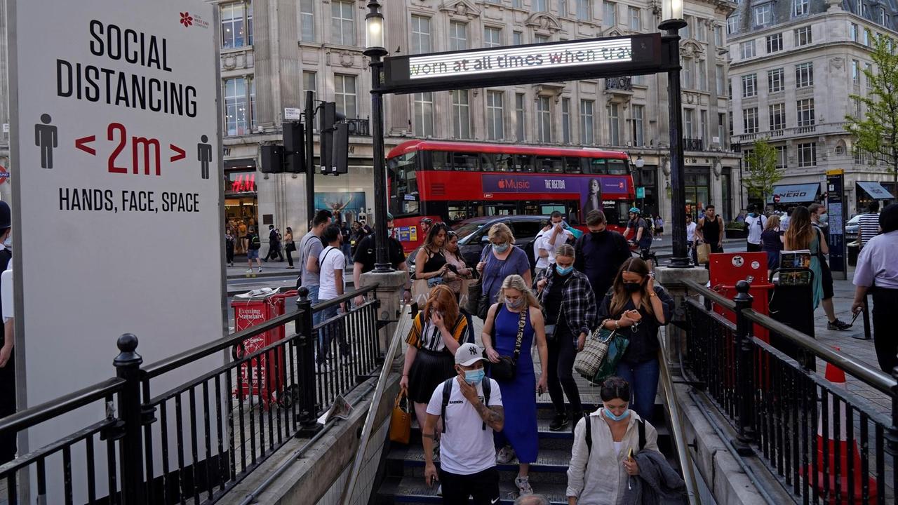 London: Am Eingang zur Underground-Station Oxford Circus werden die Menschen aufgefordert, Abstand zu halten.