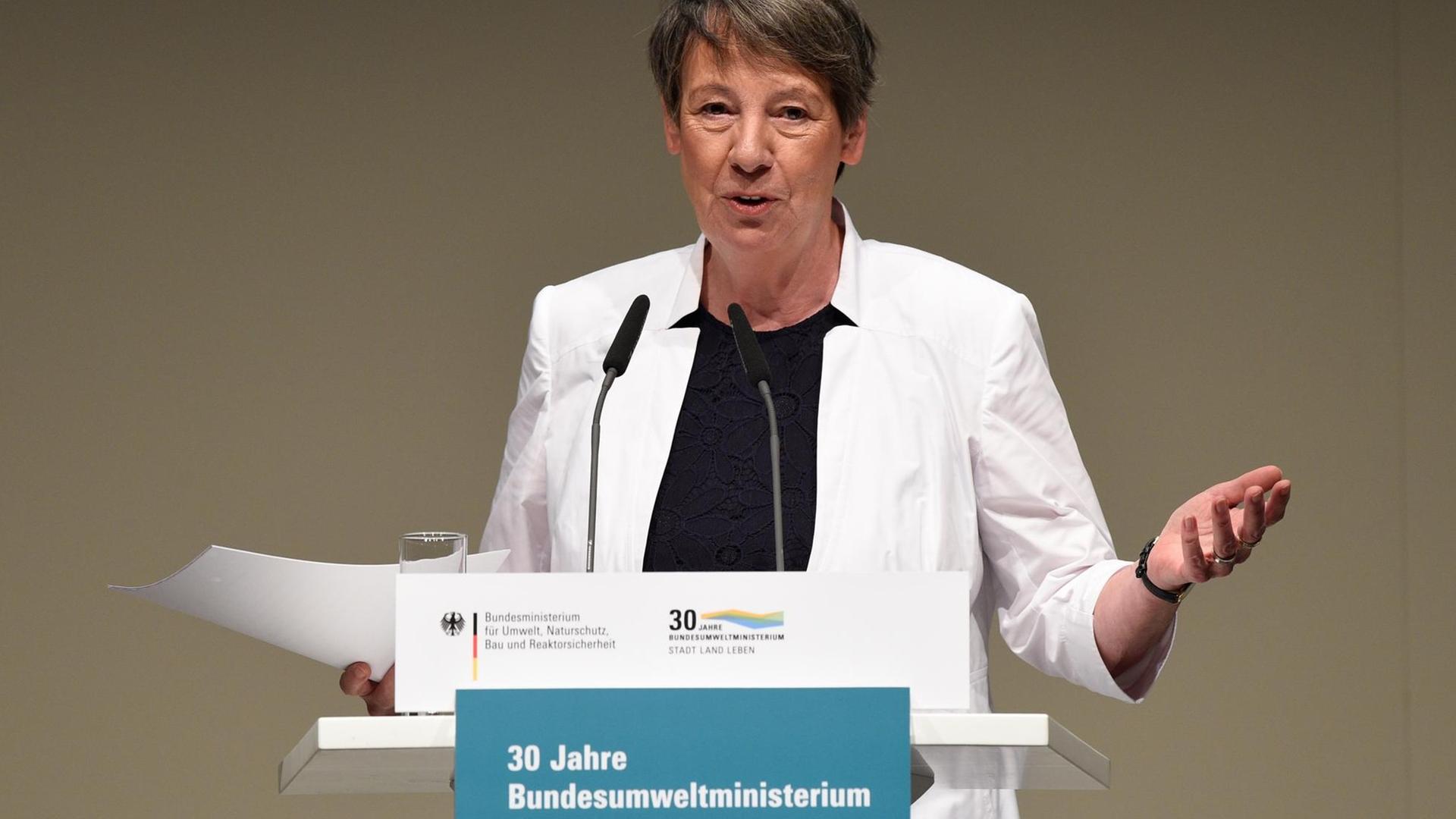Umweltministerin Barbara Hendricks (SPD) begrüßt in Berlin im Rahmen des Festaktes zum 30-jährigen Bestehen des Bundesumweltministeriums die Gäste.