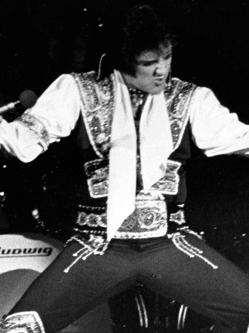 Elvis im Jahr 1975 bei einem Konzert im Madison Square Garden, New York