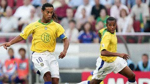 Der brasilianische Fußballstar Ronaldinho (links) und sein Mitspieler Robinho beim Confederations Cup 2005 in Deutschland.