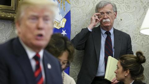 22. Mai 2018: Donald Trump und seine Berater im Oval Office im Weißen Haus, beobachtet von seinem damaligen Sicherheitsberater John Bolton. Photo byy Oliver Contreras/Pool/ABACAPRESS.COM |