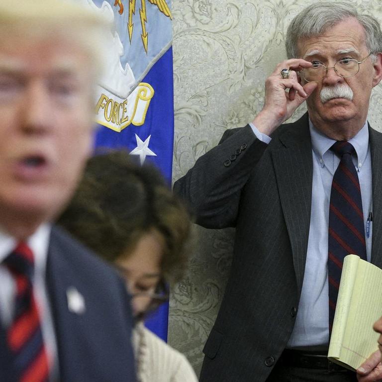 22. Mai 2018: Donald Trump und seine Berater im Oval Office im Weißen Haus, beobachtet von seinem damaligen Sicherheitsberater John Bolton. Photo byy Oliver Contreras/Pool/ABACAPRESS.COM |