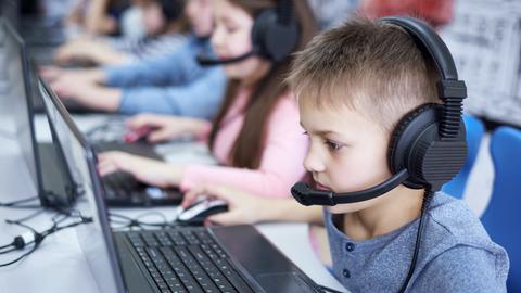 Schüler mit Headset am Laptop