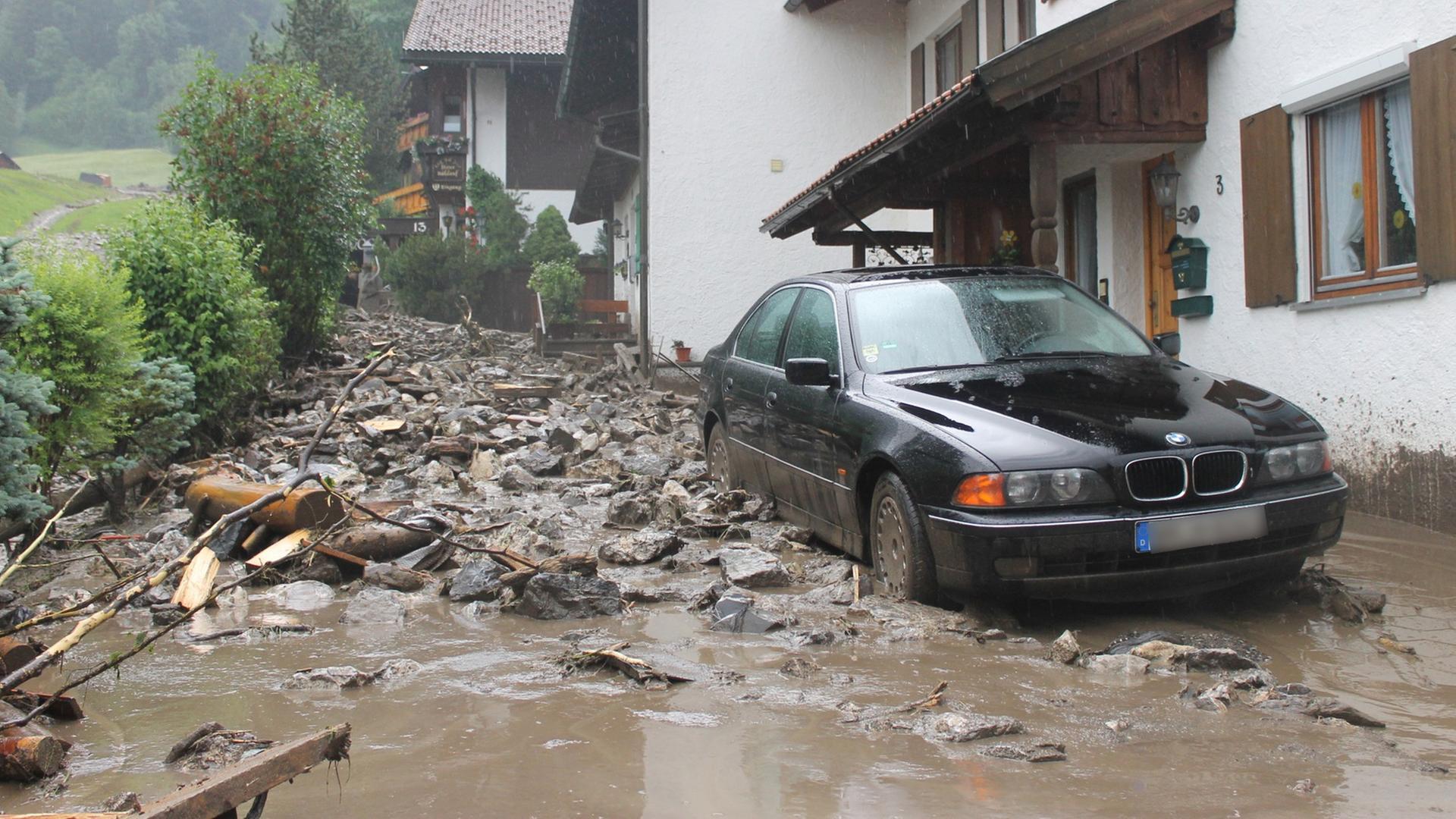 Von Schlamm und Gestein sind Häuser in Oberstdorf (Bayern) umgeben nachdem andauernder Regen eine Schlammlawine ausgelöst hatte. Von Schlamm und Gestein sind Häuser in Oberstdorf (Bayern) umgeben nachdem andauernder Regen eine Schlammlawine ausgelöst hatte.