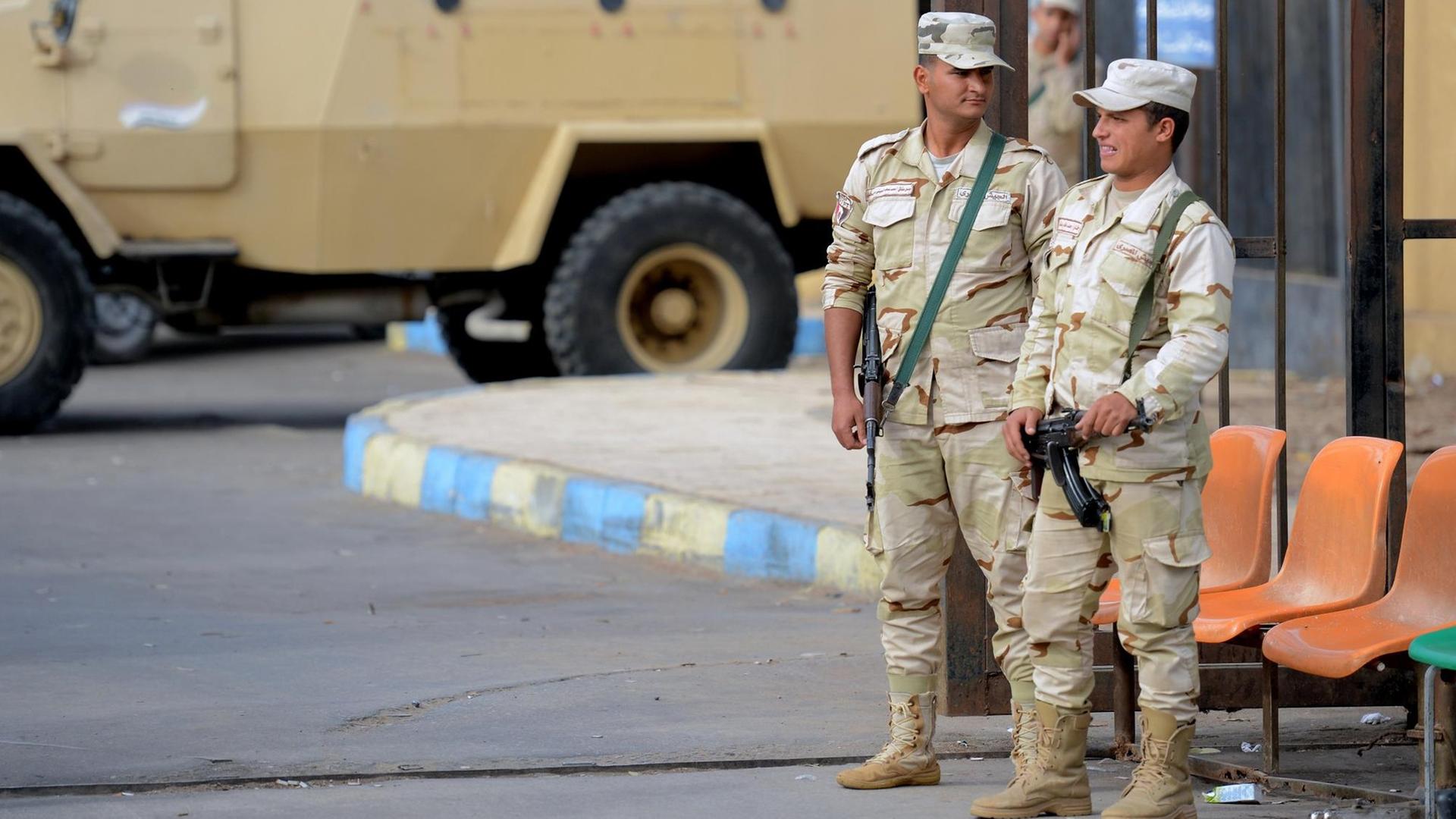 Die ägyptische Armee zeigt nach dem Anschlag auf die Moschee im Sinai Präsenz