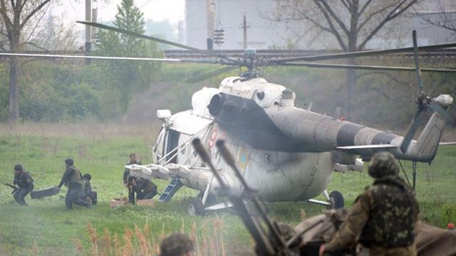 Ein ukrainischer Militärhubschrauber landet am 2. Mai 2014 in der Nähe der ukrainischen Stadt Slawjansk, mehrere Soldaten verlassen ihn.