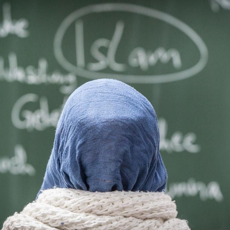 Eine Schülerin mit Kopftuch sitzt am 05.02.2015 an der Johann Hinrich Wichern-Schule in Frankfurt am Main (Hessen) bei einer Unterrichtsstunde zum Thema Islam. 