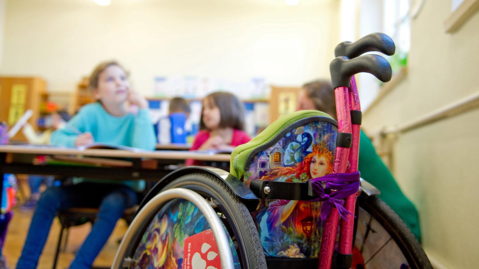 Ein Kinderrollstuhl steht im Klassenzimmer einer Gemeinschaftsgrundschule in Stuttgart.