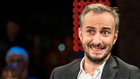 Porträt von Jan Böhmermann, Moderator, und Grimme-Preisträger, aus einer 3nach9 Talkshow.