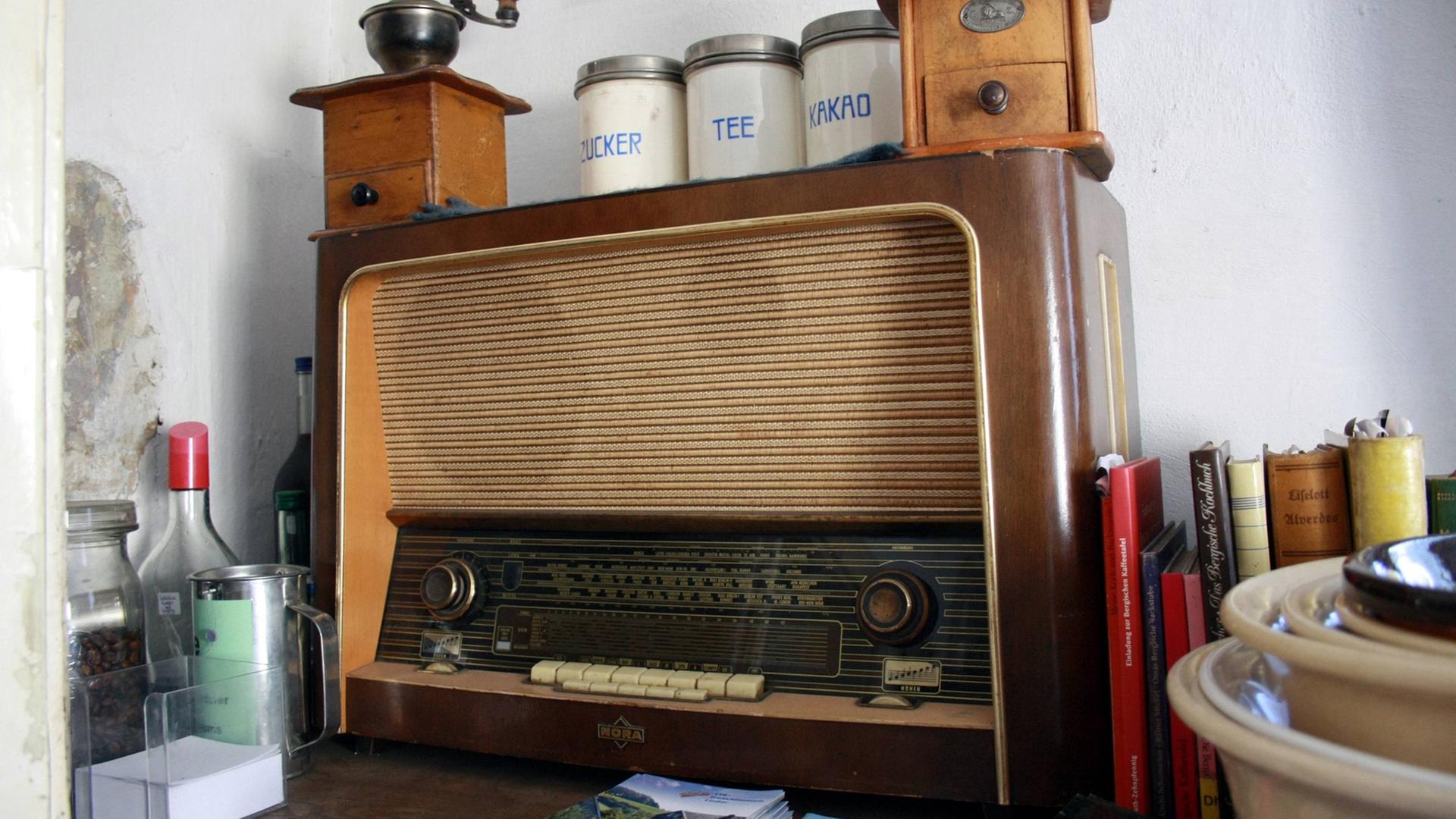 Historisches Radio aus den 50er-Jahren in einem Wohnzimmer eines Hauses im Bergischen Freilichtmuseum für Ökologie und bäuerlich-handwerkliche Kultur