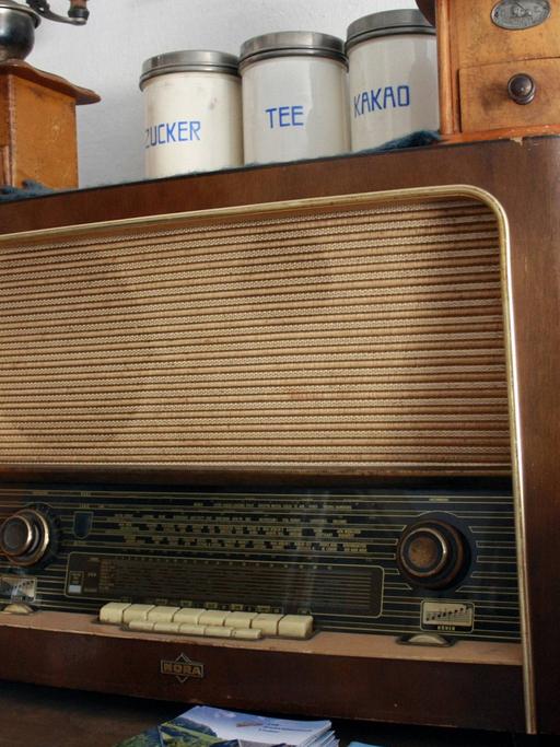 Historisches Radio aus den 50er-Jahren in einem Wohnzimmer eines Hauses im Bergischen Freilichtmuseum für Ökologie und bäuerlich-handwerkliche Kultur